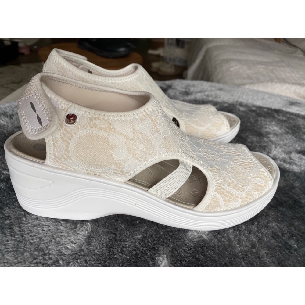 BZees Dream Wedge Sandal, Size 8.5, Lace style no longer sold by BZees. NWOT.